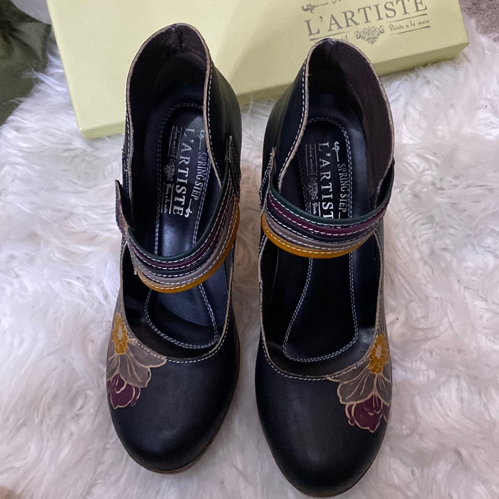 L’Artiste hand paint shoes